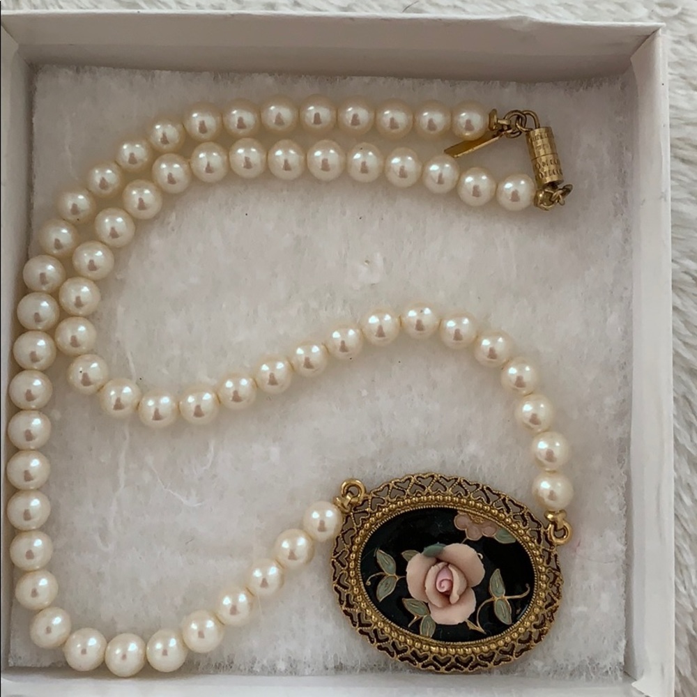 Pearl necklace with a rose
